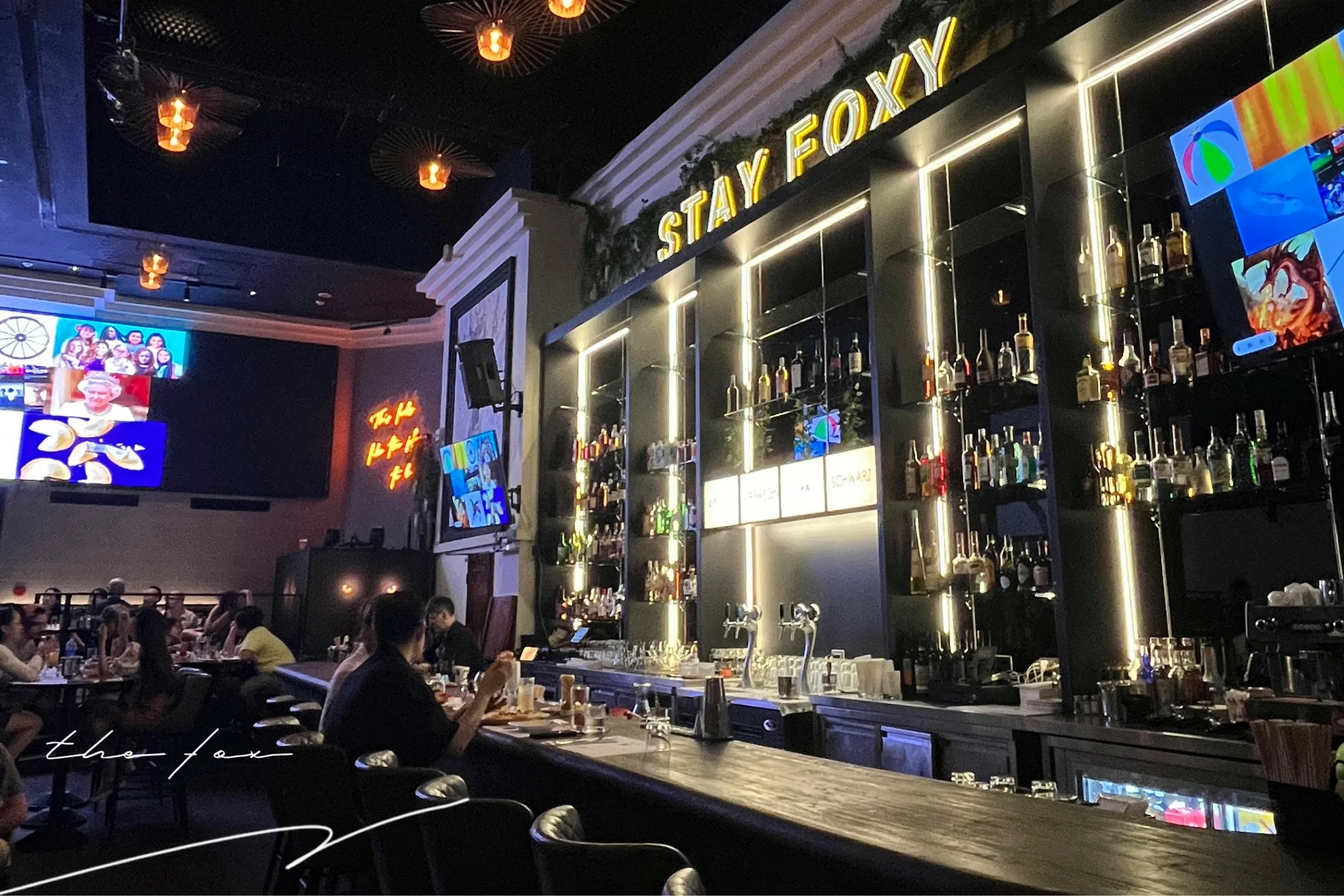 The Fox Kitchen and Bar 店內大螢幕與舒適座位