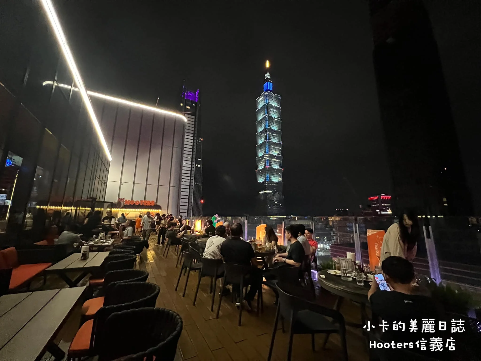 Hooters 信義店高樓店內多面電視螢幕播放運動賽事